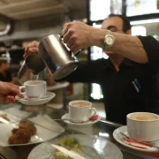 Un professional atén a la barra un petit negoci d’hostaleria. - EUROPA PRESS