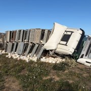 Bolca un camió de pollastres a Ossó de Sió, a l’Urgell