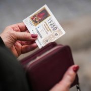 Últimas compras de lotería de Navidad.
