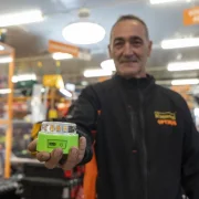 Un dependent de la ferreteria Ramon Soler mostra una de les balises homologades. - PAU PASCUAL PRAT