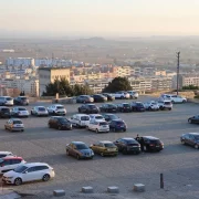 La plaça de la Sardana s’utilitza com a pàrquing dissuasiu, cosa que la Paeria vol evitar. - AMADO FORROLLA