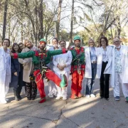 Els elfs de Nadal van visitar ahir el Servei de Pediatria de l’hospital Arnau de Vilanova de Lleida. - PAU PASCUAL PRAT