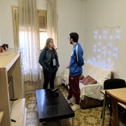 La directora d'Arrels Sant Ignasi, Rosa Majoral, i l'educador Carlos Castán, en un dels pisos.