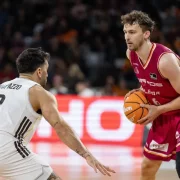 Zoriks prova d’encarar Facundo Campazzo, en una acció del partit. - JAVI ENJUANES