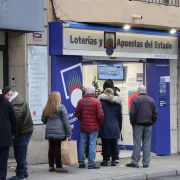 Cues en una administració de Loteria de Lleida per adquirir dècims de la Loteria de Nadal. - AMADO FORROLLA