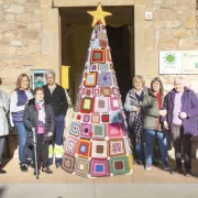 La majoria de les dones participants, amb la seua creació que aquestes festes lluirà a la plaça. - LAIA PEDRÓS