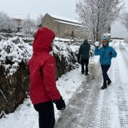 Una familia jugando en la nieve en Estamariu el 22 de diciembre.