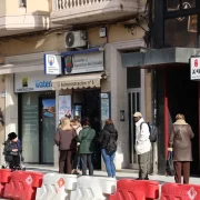 Gent fent cua ahir en una administració de loteries lleidatana per cobrar els seus dècims. - AMADO FORROLLA