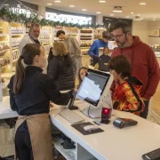 Clients aquesta setmana en una botiga de Torrons Vicens a Agramunt (esquerra) i Zoe Valero de  Torrons Fèlix preparant torrons a les portes del Nadal (dreta). - LAIA PEDRÓS