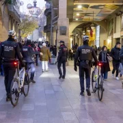 Agents dels Mossos d’Esquadra i de la Guàrdia Urbana, a l’Eix Comercial de Lleida. - JORDI ECHEVARRIA