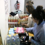 Punt de recollida de material solidari amb els desallotjats del B9 de Badalona