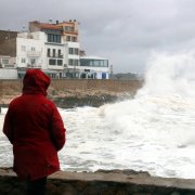 Imatge d'arxiu d'una dona mirant les onades a Amposta.