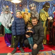 Els emissaris dels Reis Mags van arribar ahir a Torrefarrera en una cavalcada i van fer les delícies dels més petits al recollir les cartes amb els seus desitjos de regals. - PAU PASCUAL PRAT