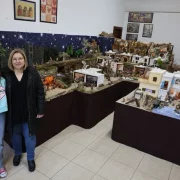 Elisabet Ciscar, amb la seua filla, mostrant el pessebre. - J.GÓMEZ