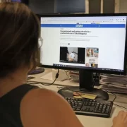 Foto d’una usuària navegant pel portal digital de SEGRE. - SEGRE