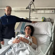 A l’esquerra, l’Osayd amb els seus pares a l’hospital Arnau, i a la dreta, Eiden David amb els seus pares a l’hospital de la Seu d’Urgell. - DEPARTAMENT DE SALUT