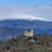 El Castell de Mur s’alça a la zona de transició entre el Pirineu i el pla de Lleida.