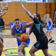 Ainhoa Gervasini intenta penetrar cap a cistella entre dos jugadores de l’Estepona. - AGUSTÍ PEÑA