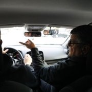 Un alumne i un professor d'autoescola durant unes pràctiques.