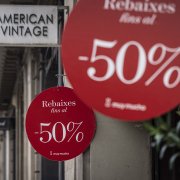 Un cartell que anuncia rebaixes del 50%.