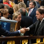 El president d'ERC, Oriol Junqueras, i el president del govern espanyol, Pedro Sánchez, se saluden al Congrés dels Diputats el 21 de maig del 2019.