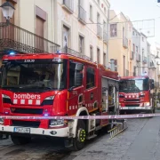 El carrer Major es va tallar al pas durant l’operatiu dels Bombers. - JORDI BONILLA
