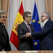 Els principals actors implicats, ahir després de firmar l’acord. - EFE