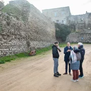 Crespín i Pomés van visitar ahir el tram que s’haurà de restaurar. - JORDI BONILLA
