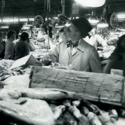 El restaurador lleidatà Ramon Cabau, en una de les seues visites diàries per comprar a la Boqueria. - ARA LLIBRES