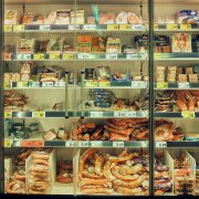 Estanterías con comida en un establecimiento.