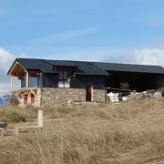 El xalet il·legal s’ubica a la finca de l’antiga masia de Ca l’Alay, de la qual només queden vuit pedres. - ACN