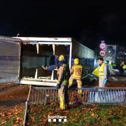 El camió va quedar bolcat al marge de la carretera P-9221.