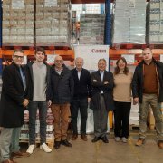La delegació de Canon, juntament amb la directiva del Banc d'Aliments de Lleida, amb els pots de tomàquet al fons.
