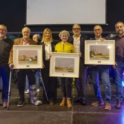 Els guardonats de la desena edició dels Premis Horta, ahir amb les autoritats. - JORDI ECHEVARRIA