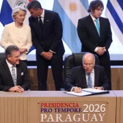 Moment de la firma que suposa la creació d’un gran mercat pràcticament sense aranzels. - EFE/ JUAN PABLO PINO