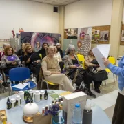 Un taller de relaxació, ahir a la seu de l’associació Fibrolleida. - PAU PASCUAL PRAT