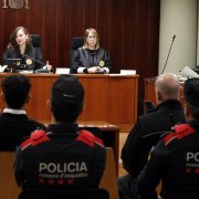 L'acusat, assegut a l'esquerra, i l'home ferit, assegut a la dreta, durant la vista de conformitat a l'Audiència de Lleida.