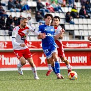 Pol Canillo, del Mollerussa, busca donar continuïtat a una jugada del seu equip davant l’oposició de Sergio Castillo ‘Casti’, defensa de L’Hospitalet.