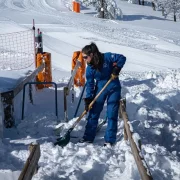 Una treballadora de Port Ainé obre un pas a la neu. - MARTA LLUVICH/ACN