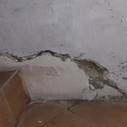 Una de les esquerdes que el  veí d’Alfarràs atribueix a l’ensorrament d’una casa limítrofa.