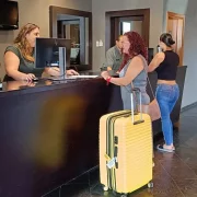 Imatge d’arxiu de turistes arribant al Parador de la Seu. - C.SANS