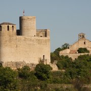 El castillo medieval y la colegiata de Santa Maria de Mur.