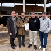 Representants de la diputació de Lleida i membres de la Granja Pifarré, amb el certificat Biosphere. - GRANJA PIFARRÉ