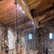 L’aigua cau directament a les vitrines de les escultures. - A.E.P.S