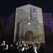 El campanar de l’església de Sant Pere de Rosselló va tornar a ‘lluir’ ahir a través de la projecció d’un màping a la façana. - I. GÓMEZ