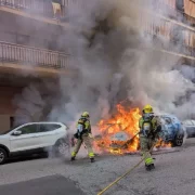 El foc va provocar una fumarada que va alertar els veïns.