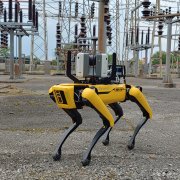 Robot equipat amb una càmera especial per enregistrar infraestructures en una subestació d'Endesa.