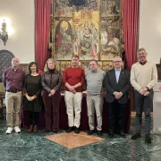 Jaime María (centre), fill del poeta Jaume Ferran, ahir en la presentació de l’homenatge al seu pare. - PAERIA