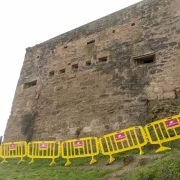 El tram tancat de la muralla del Contrabaluard de Louvigny en el qual s’ha detectat una esquerda. - JORDI ECHEVARRIA
