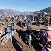 Centenars de pilots, la majoria de la categoria Friends, moments abans que es donés la sortida a la prova reina d’ahir. - MIQUEL ROVIRA